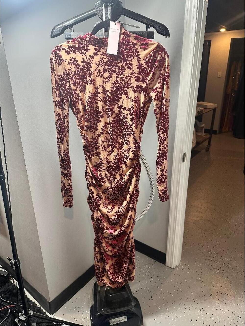 Avec Les Filles Size 6 NWT Velvet Floral Ruched Bodycon Midi Dress Blush Burgund - Picture 3 of 3